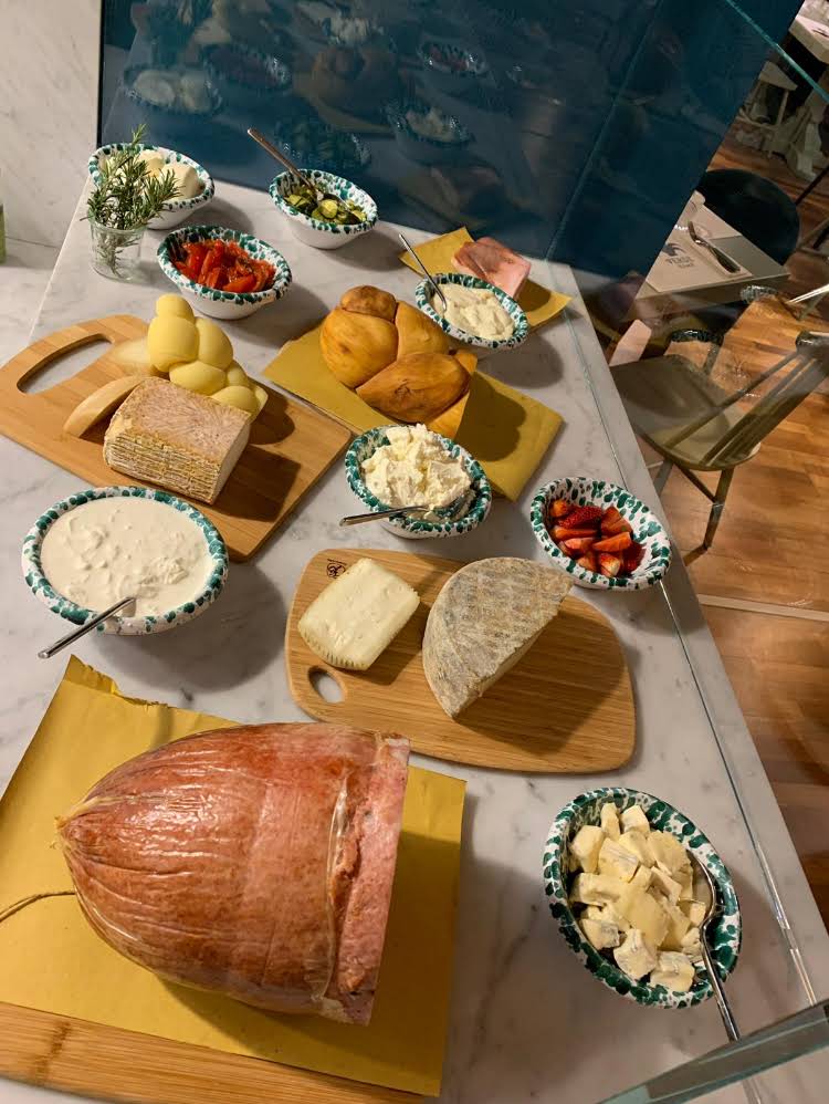Selezione di antipasti e formaggi