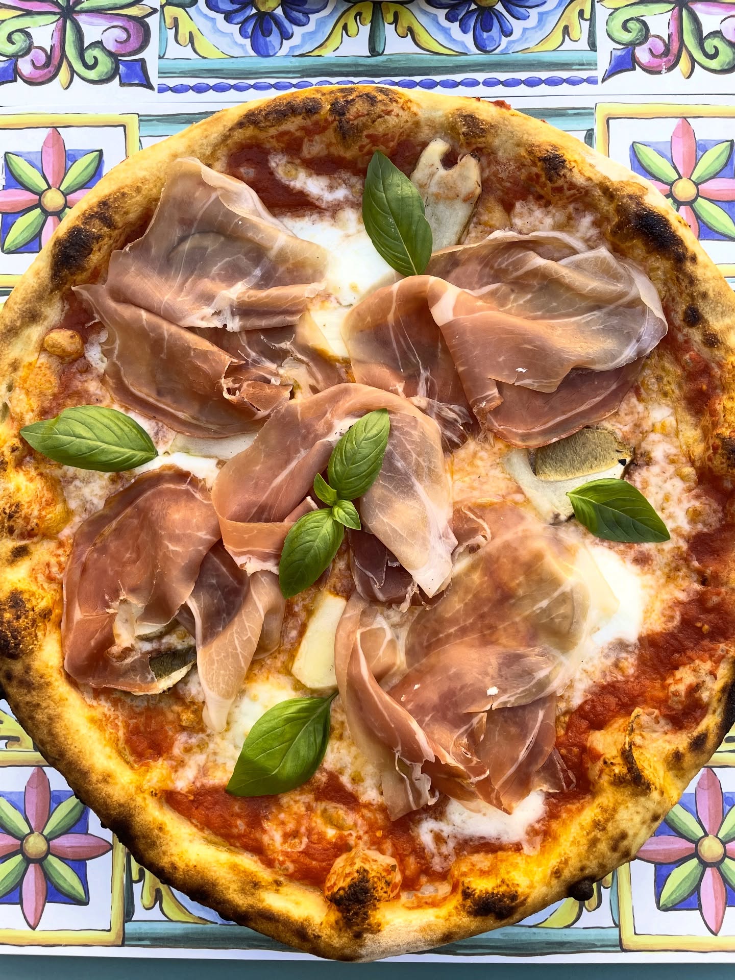 Pizza con prosciutto crudo e basilico