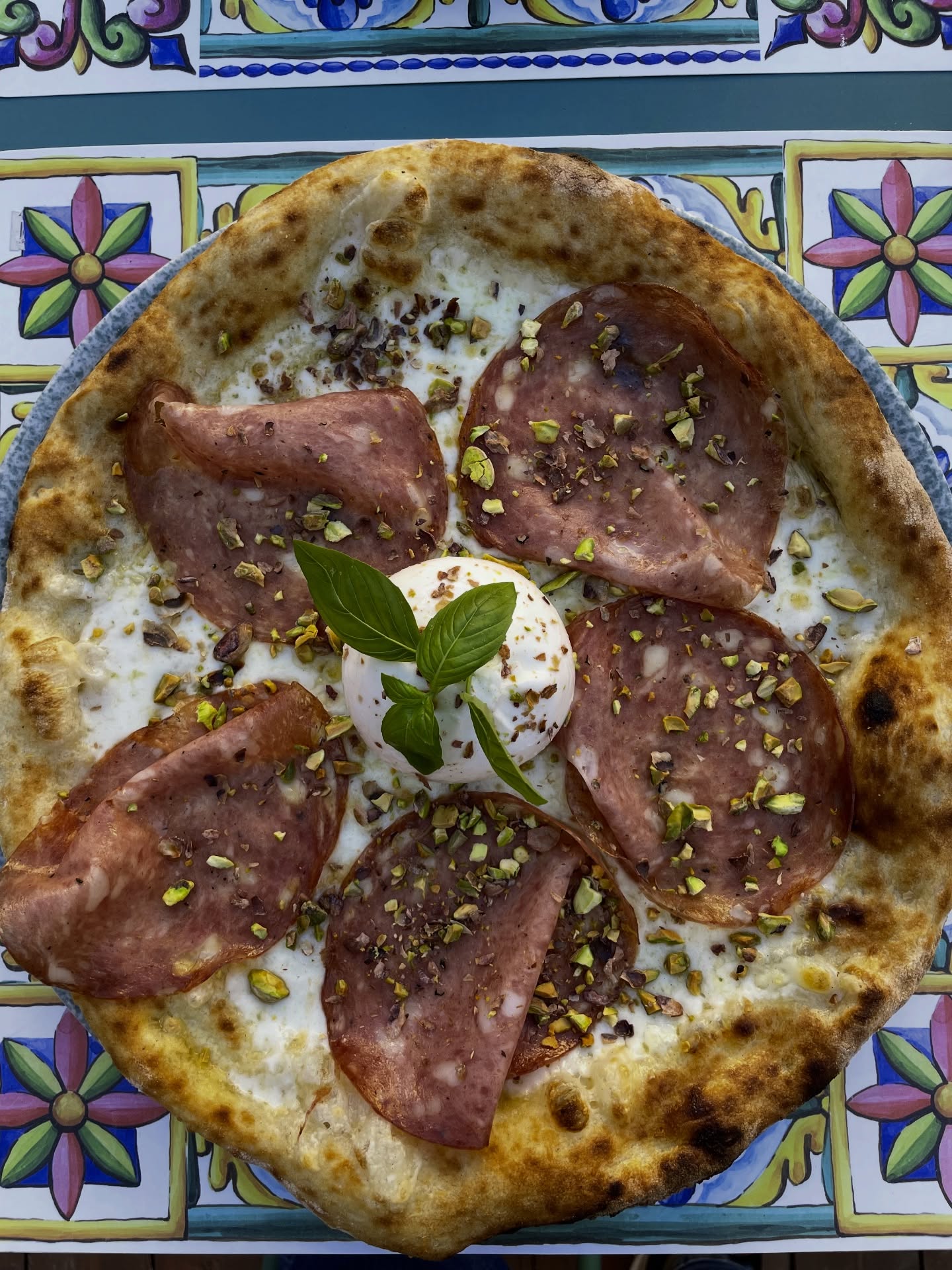 Pizza con burrata e mortadella